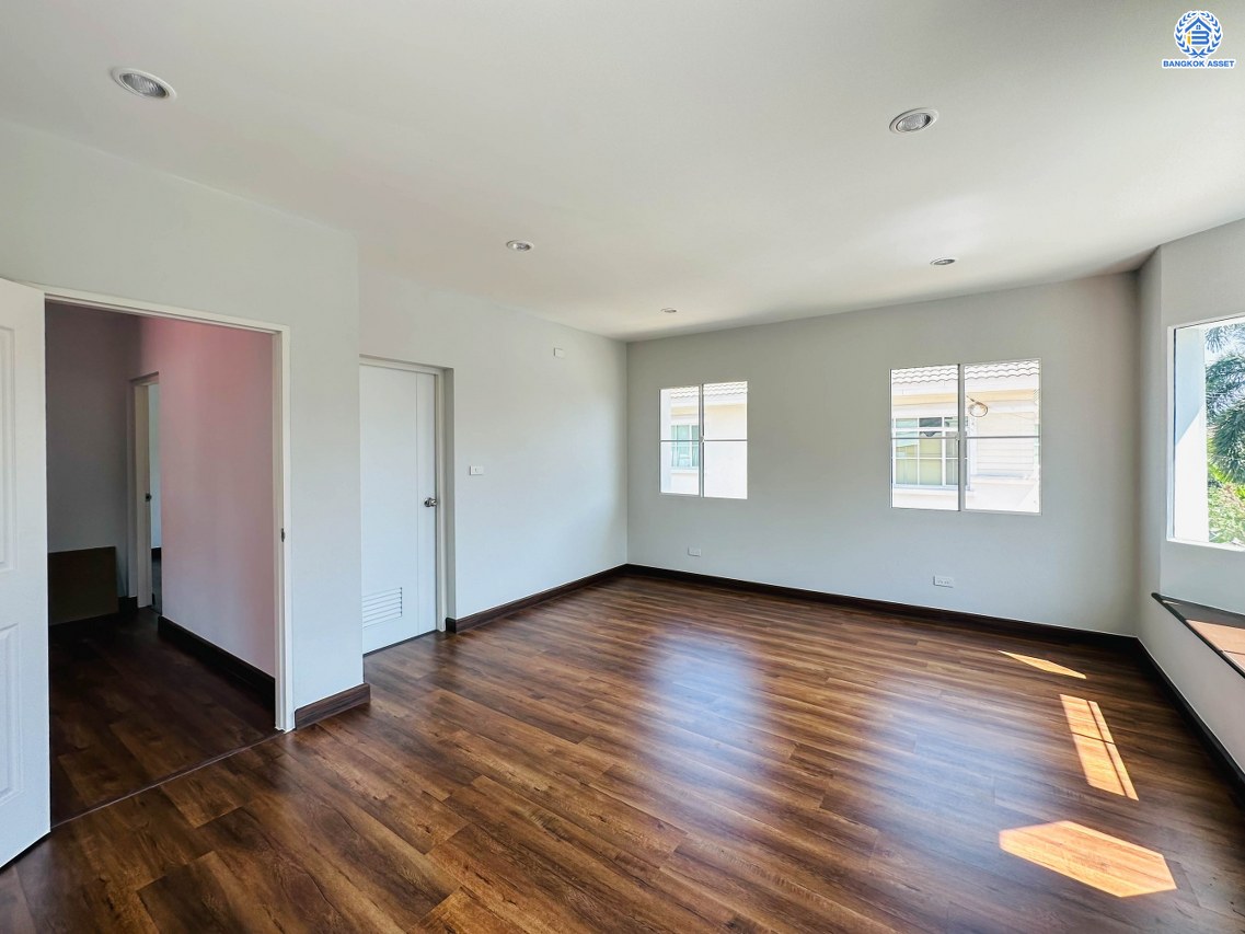 บ้านมือสองตกแต่งใหม่ โครงการ ชัยพฤกษ์ บางบัวทอง บ้านเดี่ยวจากแบรนด์ LH เนื้อที่ 83.2 ตร.ว. ฟังก์ชัน 3 ห้องนอน 3 ห้องน้ำ 1 ห้องอเนกประสงค์ จอดรถได้ 2 คัน พร้อม Facilities ครบครัน บนทำเลเดินทางสะดวก ติดถนนบางกรวย-ไทรน้อย ใกล้เซ็นทรัลเวสต์เกต และรถไฟฟ้าสายสีม่วง "สถานีบางพลู"